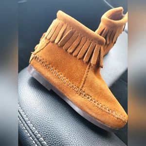 Minnetonka Girls Mocassins Size 8 Like New
